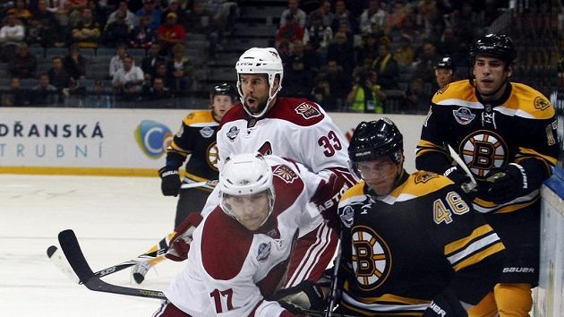 Střet českých legionářů v NHL. Vlevo Radim Vrbata z Phoenixu, vpravo bostonský David Krejčí.