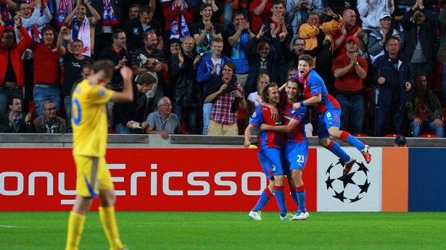 Gól, Plzeň vede nad Borisovem 1:0! Se střelcem Markem Bakošem (uprostřed) se radují Petr Jiráček a Václav Pilař.