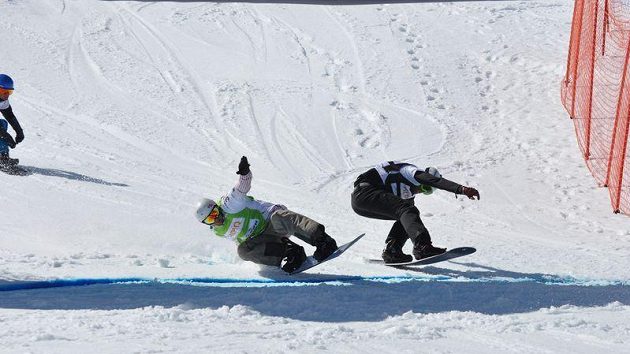 David Bakeš prohrává na cílové čáře se Kanaďanem Jakem Holdenem postup z osmifinále při Světovém poháru snowboardcrossařů ve švýcarské Arose.