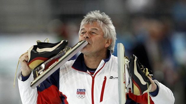 Trenér Martiny Sáblíkové líbá brusle, na kterých si jeho svěřenkyně dojela pro druhou zlatou olympijskou medaili.