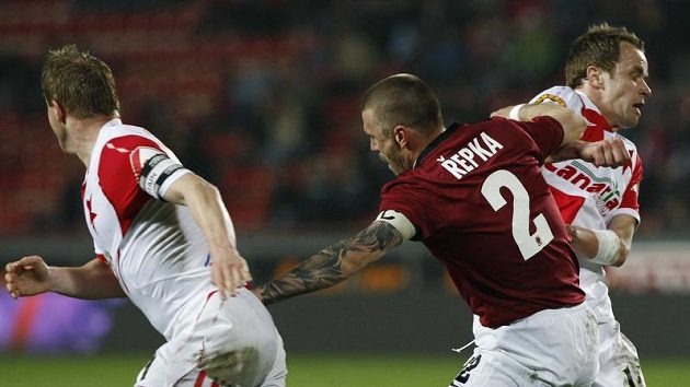 Obránce Sparty Tomáš Řepka (uprostřed) pacifikuje naráz slávisty Stanislava Vlčka (vlevo) a Zdeňka Šenkeříka v odvetě čtvtfinále Ondrášovka Cupu.