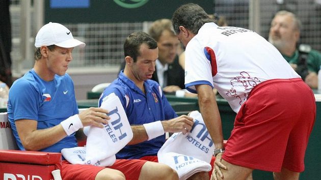 Radek Štěpánek a Tomáš Berdych (vlevo) s kapitánem Jaroslavem Navrátilem během čtyřhry.