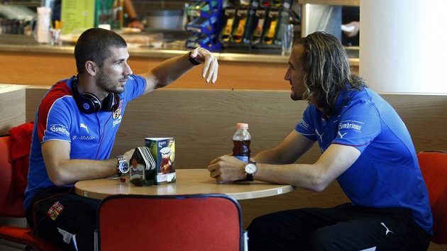Fotbalová reprezentace před odletem do Skotska. Jan Rezek (vlevo) a Petr Jiráček.