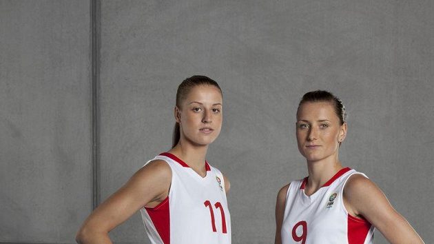 Basketbalistky Kateřina Elhotová (vlevo) a Kateřina Bartoňová při focení nových dresů pro evropský šampionát