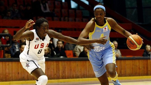 Delisha Miltonová-Jonesová z USK Praha (vpravo) v souboji se Sofií Youngovou z reprezentace USA.