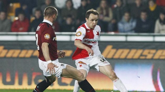 Obránce Sparty Tomáš Řepka se snaží zastavit Zdeňka Šenkeříka ze Slavie v odvetě čtvtfinále Ondrášovka Cupu.