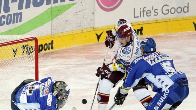 Sparťan Jakub Langhammer (v bílém) zakončuje před brankářem Brna Hovin tísněn obráncem Richterem
