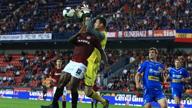 Brankář Plzně Michal Daněk (vpravo) sbírá ve vzduchu míč před dotírajícím Bony Wilfriedem ze Sparty.