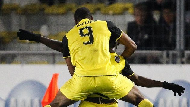 Útočná esa Sparty slaví gól na hřišti Lausanne. Vpředu Leonard Kweuke, vzadu ukrytý Bony Wilfried.