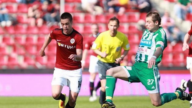 Martin Horáček z Bohemians Praha (vpravo) se snaží skluzem zastavit sparťana Václava Kadlece.