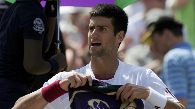 Srbský tenista Novak Djokovič během přestávky čtvrtfinálového duelu Wimbledonu proti Tommy Haasovi z Německa
