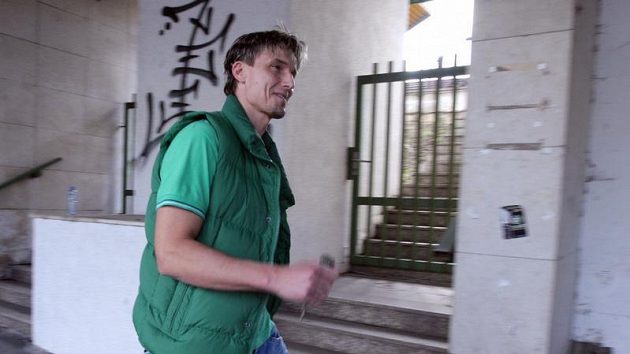 Bývalý hráč Bohemians Praha Miroslav Obermajer opouští Strahov po slyšení před disciplinární komisí, která se snažila vyřešit údajnou korupci ze strany Sigmy Olomouc.