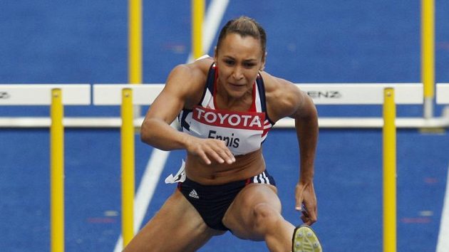Britská sedmibojařka Jessica Ennisová na trati 100 metrů překážek na MS v Berlíně