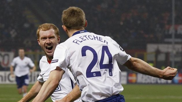 Darren Fletcher gratuluje Paulu Scholesovi ke gólu, kterým na San Siru vyrovnal na 1:1.