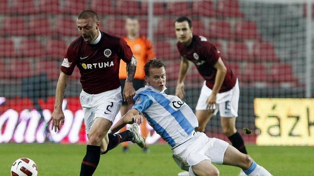 Jan Chramosta z Mladé Boleslavi (vpravo) padá v souboji s Tomášem Řepkou ze Sparty.