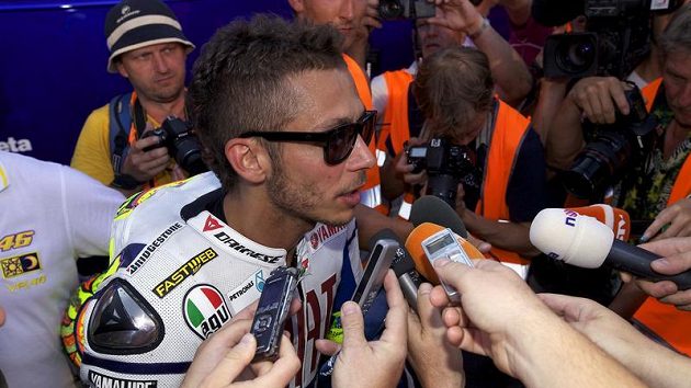 Valentino Rossi odpovídá na dotazy novinářů po testu v Brně.