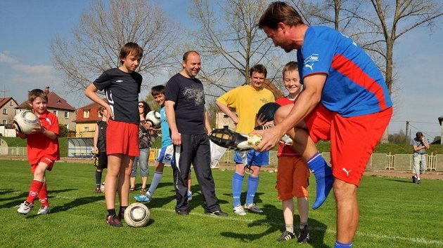 Vladimír Šmicer předává úspěšnému exekutorovi vlastní kopačky
