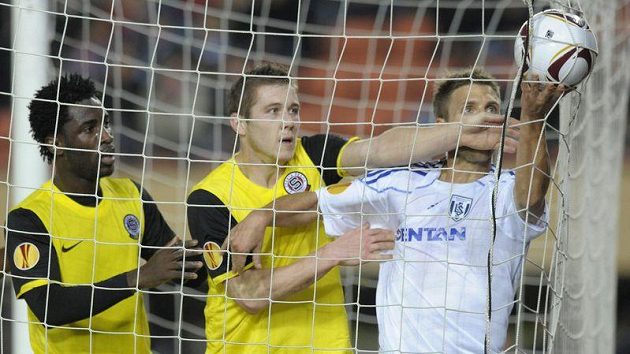 Vyhrocená chvilka po vyrovnávacím gólu Sparty v Lausanne. Sébastien Meoli (vpravo) nechce dát Juraji Kuckovi míč k rozehrání.