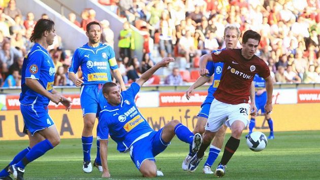 David Bystroň z Plzně (uprostřed) se snaží zastavit pronikajícího Kamila Vacka ze Sparty.