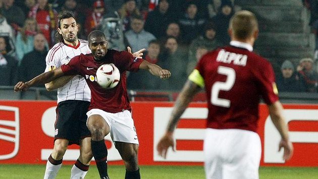 Sparťan Léonard Kweuke se snaží odehrát míč před dotírajícím Sotiriosem Kyrgiakosem z Liverpoolu.