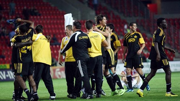 Radost fotbalistů Šeriffu Tiraspol po remíze se Slavií a postupu do 4. předkola Ligy mistrů.