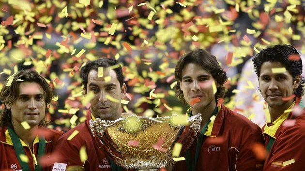 Španělští tenisté zleva David Ferrer, nehrající kapitán Albert Costa, Rafael Nadal a Fernando Verdasco v záplavě epolet po získání "Mísy na salát" po finále Davis cupu v Barceloně.
