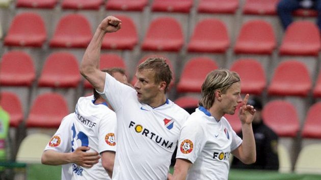 Ostravský Varadi oslavuje zdviženou pravicí gól, kterým v Příbrami vyrovnal na 1:1.