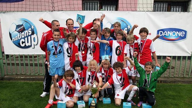 Tým Slavie s pohárem pro vítěze Danone Nations Cupu 2010.