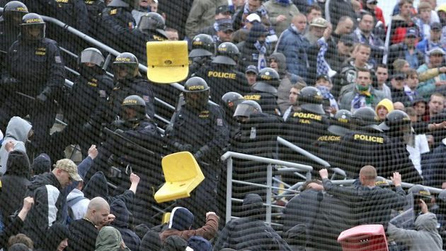 Řádění fanoušků ostravského Baníku v Příbrami, vzduchem létaly vytrhané sedačky.