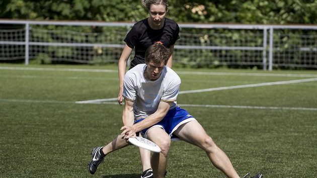 Finále přineslo vyrovnanou bitvu, kterou musel rozhodnout až poslední bod.