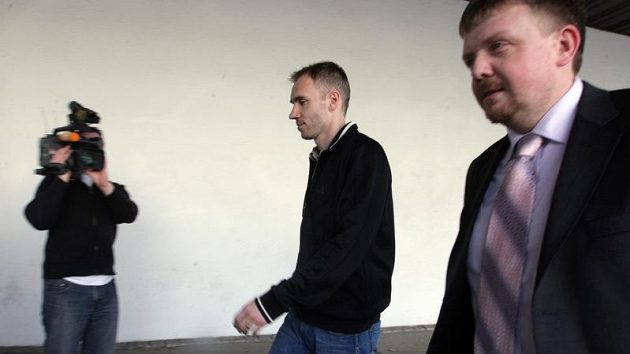 Brankář Olomouce Petr Drobisz přichází ke slyšení před disciplinární komisí, která se snažila vyřešit údajnou korupci hráčů Bohemians Praha.