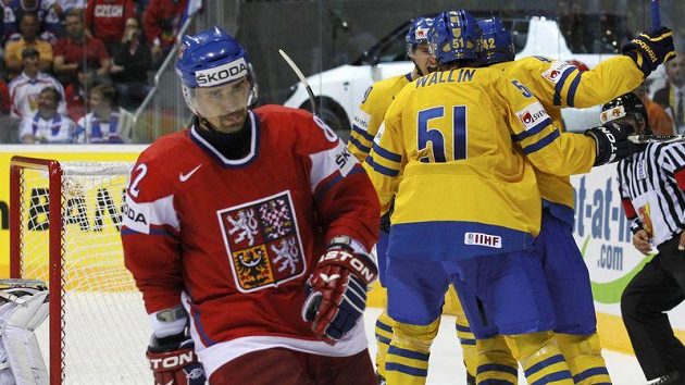 Tomáš Plekanec míjí švédské hokejisty oslavující jednu z branek proti českému týmu v semifinále MS