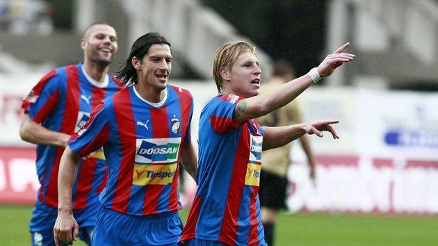 Plzeňský František Rajtoral (vpravo) se se spoluhráči Čišovským (uprostřed)a Bystroněm raduje ze své trefy proti Liberci.