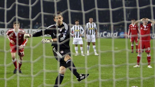 Brankář Bayernu Mnichov Hans-Jörg Butt střílí branku gólmanovi Juventusu Gianluigi Buffonovi.