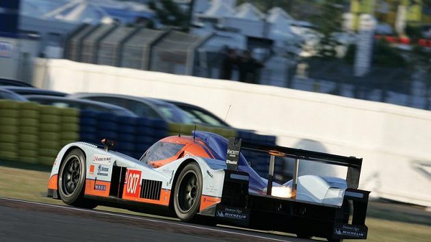 Prototyp Aston Martin posádky Charouz, Enge, Mücke během závodu 24 hodin Le Mans