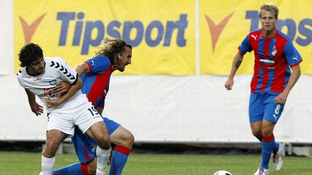 Plzeňský Petr Jiráček (uprostřed) se snaží obejít Alexanjana z Pjuniku Jerevan.
