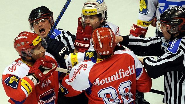 Utkání 45. kola hokejové extraligy HC Eaton Pardubice - HC Mountfield České Budějovice 28. ledna v Pardubicích. Rozhodčí uklidňují roztržku mezi hráči.