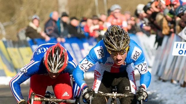 Juniorským mistrem světa v cyklokrosu se 30. ledna v Táboře stal Tomáš Paprstka (vpravo). Vlevo je Francouz Julian Alaphilippe, který skončil druhý.