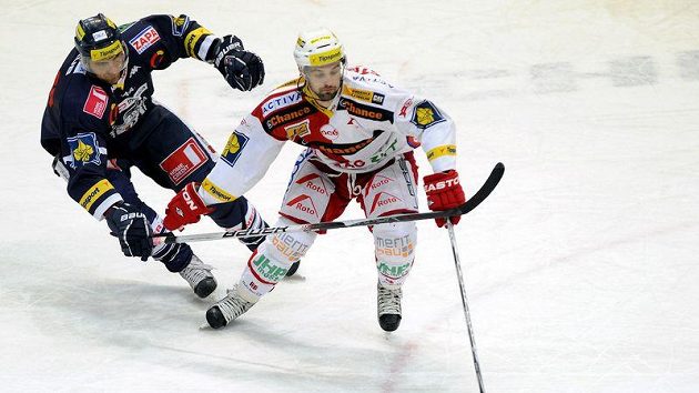 Utkání 45. kola hokejové extraligy HC Slavia Praha - Bílí Tygři Liberec 28. ledna v Praze. Liberecký útočník Lukáš Vantuch (vlevo) a útočník Slavie Tomáš Svoboda.