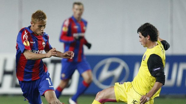 Sparťan Kamil Vacek (vpravo) se snaží zastavit Keisukeho Hondu z CSKA Moskva.