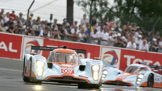 Prototyp Aston Martin posádky Charouz, Enge, Mücke (vpředu) během závodu 24 hodin Le Mans