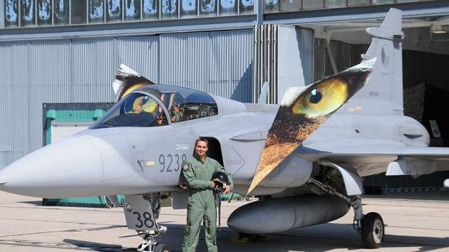 Desetibojař Roman Šebrle jako pilot bojového letounu JAS-39 Gripen.