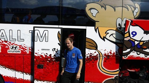 Fotbalová reprezentace před odletem do Skotska. Roman Hubník vystupuje z autobusu.