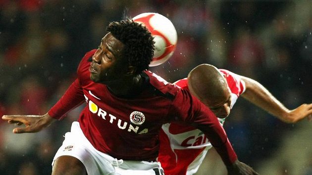 Sparťanský útočník Bony Wilfried (vpředu) v souboji o míč s Hocine Raguedem ze Slavie při pražském derby, které Sparta vyhrála 1:0.