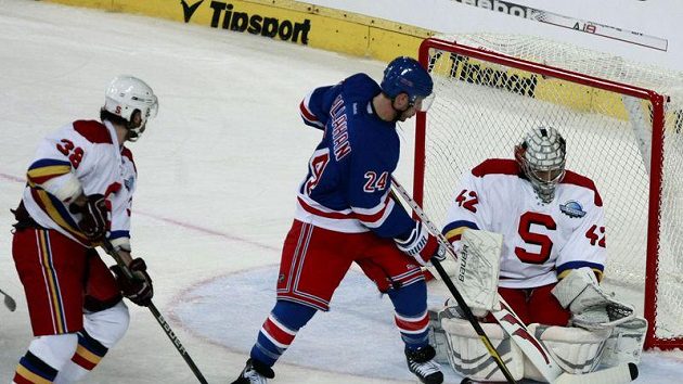 Ryan Callahan z New York Rangers se snží překonat brankáře Sparty Tomáše Pöpperleho.