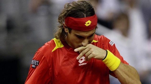 Zklamaný španělský tenista David Ferrer v utkání finále Davis Cupu s Radkem Štěpánkem
