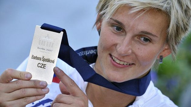 Česká oštěpařka Barbora Špotáková se stříbrnou medailí z mistrovství světa v Berlíně