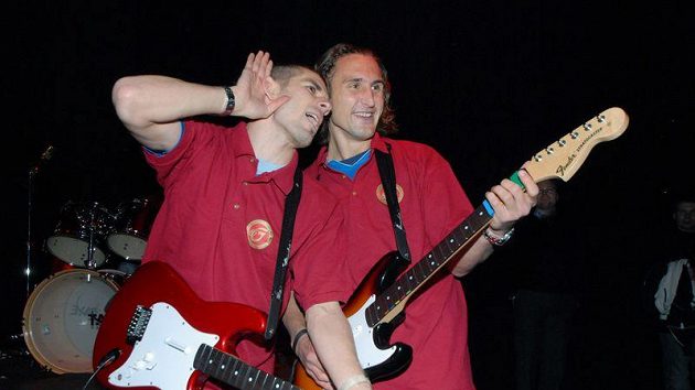 Nejste slyšet! Fotbalisté Viktorie Jan Rezek (vlevo) a Petr Jiráček si po úspěšném podzimu zablbli v plzeňském pivovaru coby rockové star...