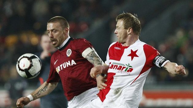 Obránce Sparty Tomáš Řepka bojuje se Stanislavem Vlčkem ze Slavie v odvetě čtvtfinále Ondrášovka Cupu.