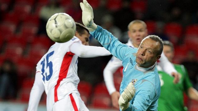 Gólman Severního Irska Taylor (vpravo) kontroluje míč před dotírajícím Milanem Barošem.